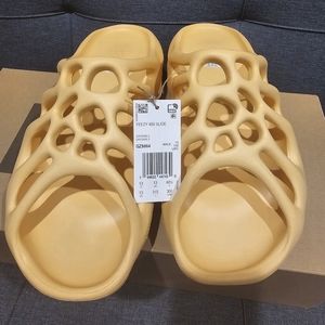 Yeezy 450 Slide cream colorway new in box Size 13